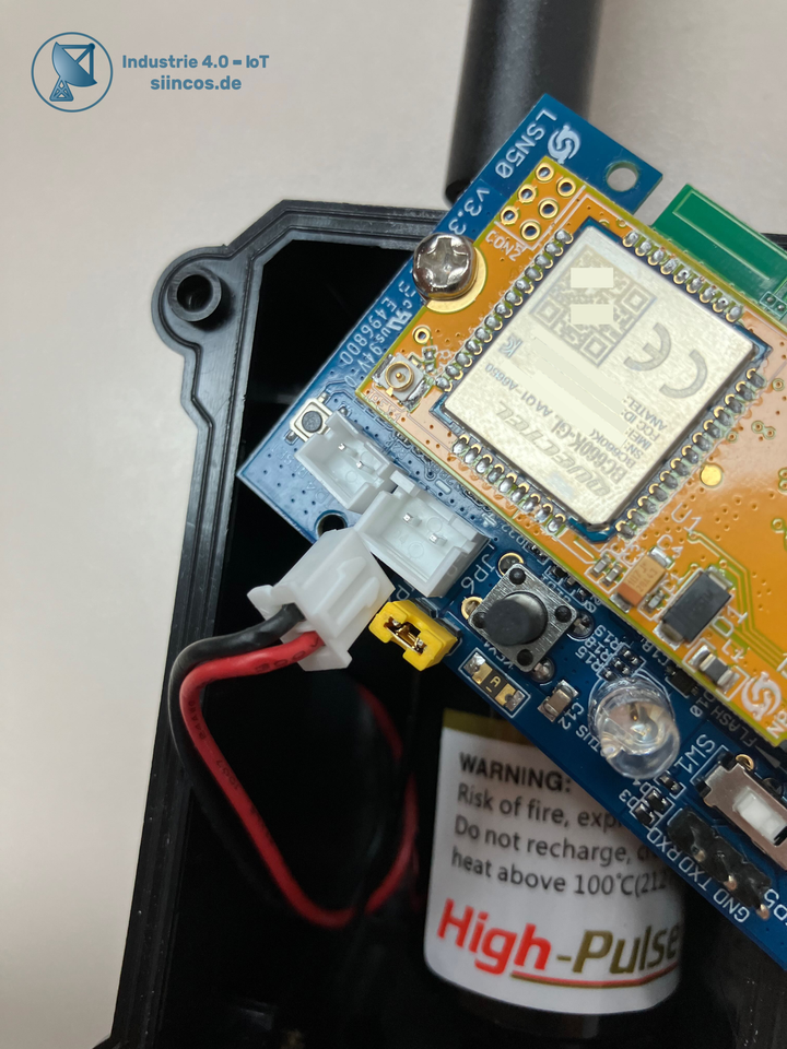 NB-IoT Sensor Node – Gehäuse geöffnet – Mobilfunkmodul und Batterie sichtbar