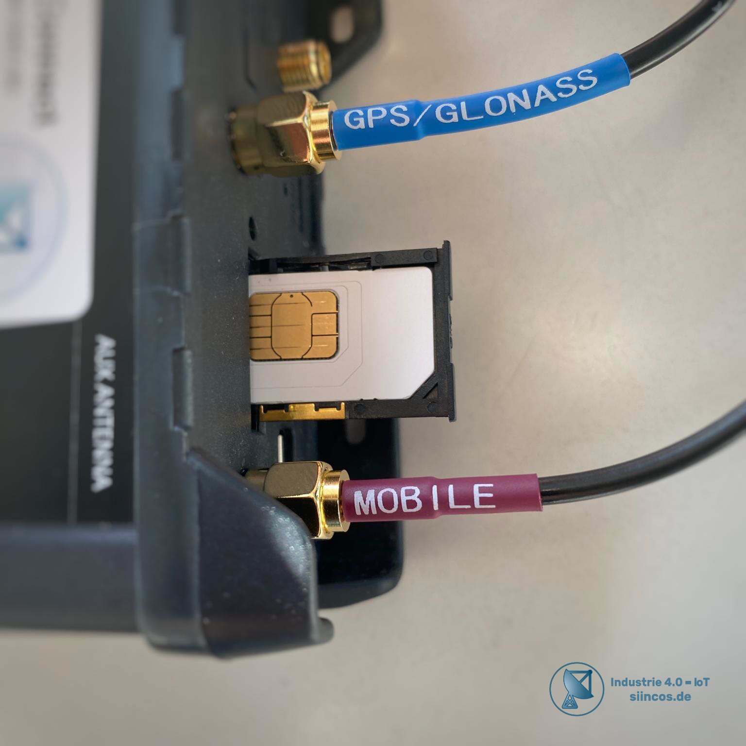 UMTS / LTE Router mit SIM Karte und zwei angeschlossenen Antennenkabeln